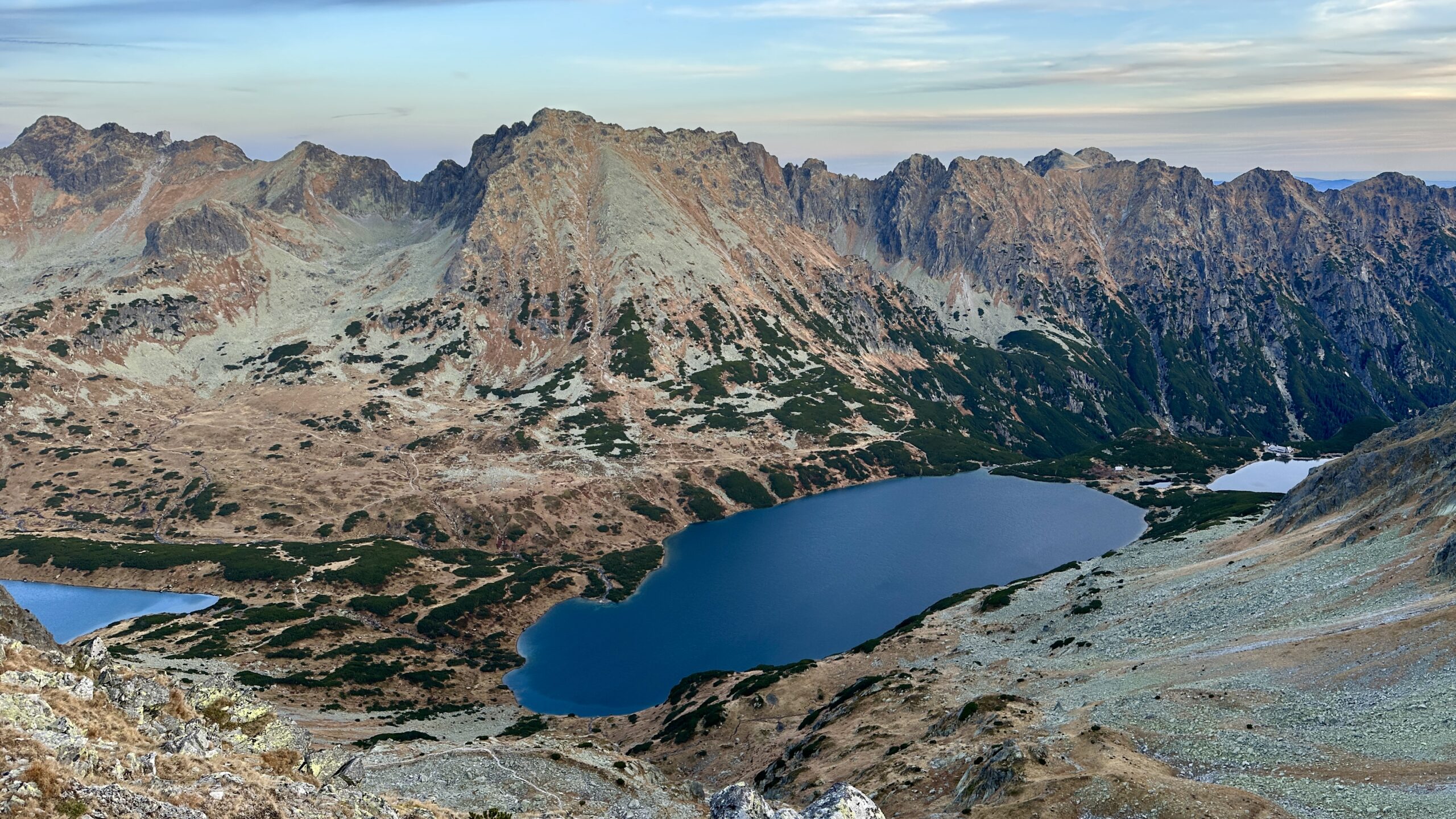 Jesienny widok na Tatry i jezioro
